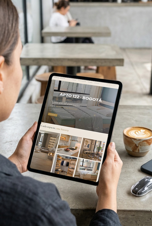 Mujer visualizando una propiedad premium en tablet